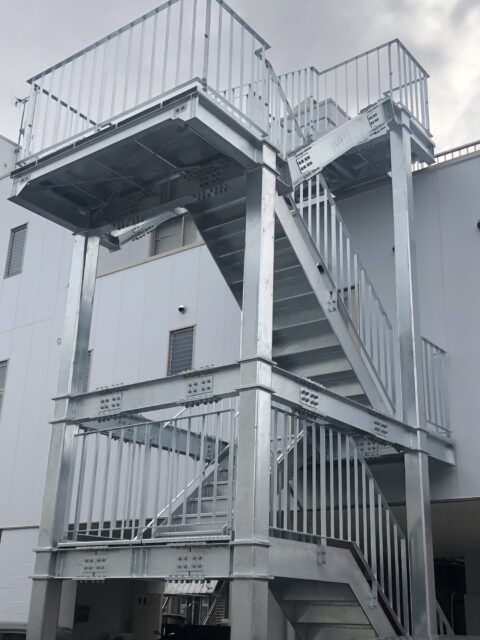 屋外　メッキ階段