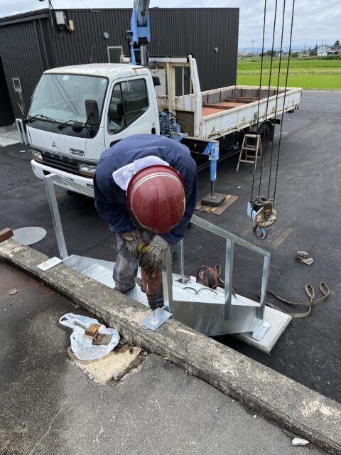 某施設　メッキ階段